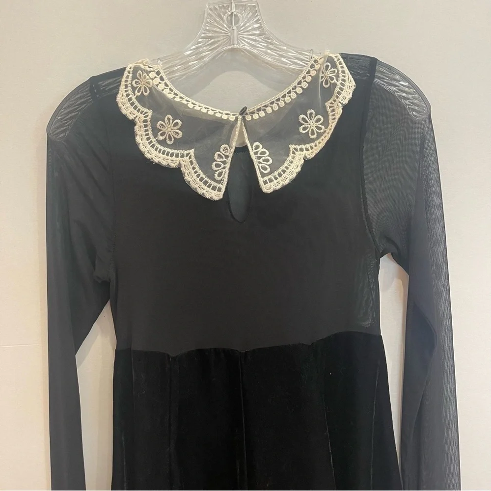 Unif Wednesday mini dress in black velvet with lace color and mesh top